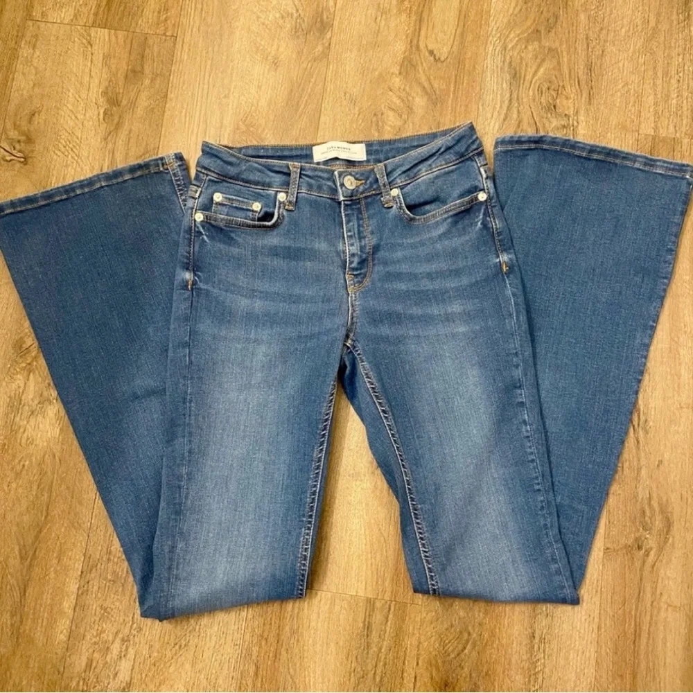 Zara Woman Premium Denim Collection Medium Wash Flare‎ Mid Rise Size 2